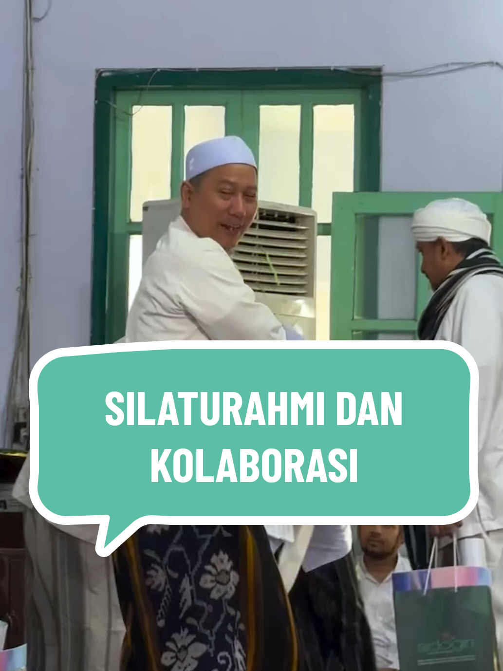 SILATURAHMI DAN KOLABORASI .  ALHAMDULILLAH ~ Alfaqir diberi kesempatan hadir dalam event bertajuk زيارة الصالحين (Berkunjung Kepada Orang-orang Solih).  .  Forum yang iikuti oleh para Habaib, Kiai dari berbagai daerah ini membahas kebersamaan dan taawun dalam dakwah. .  Semoga Alfaqir mendapatkan keberkahan dari Beliau-beliau yang mulia.  . 📽 Tercandeed oleh Lora @ismaelalkholilie  . #kyai #habaib #indonesia #islam #silaturahmi 