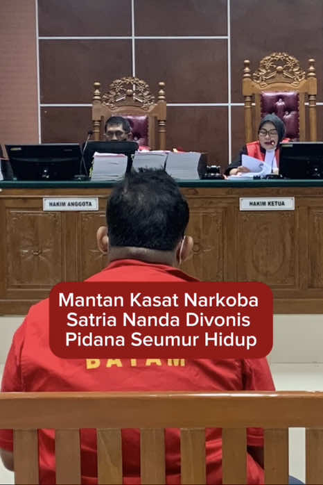 Batam - Majelis hakim Pengadilan Negeri (PN) Batam, Tiwik, Douglas Napitupulu, dan Andi Banyu menjatuhkan hukuman pidana seumur hidup kepada mantan Kasat Narkoba Polresta Barelang, Satria Nanda. Majelis hakim menyatakan bahwa Satria Nanda telah terbukti secara sah dan meyakinkan melakukan tindak pidana permufakatan jahat tanpa hak atau melawan hukum, menjual narkotika golongan satu bukan tanaman yang beratnya lebih dari 5 gram secara berlanjut dan tidak melaksanakan ketentuan dalam pasal 87 Undang-Undang Republik Indonesia nomor 35 Tahun 2009 tentang narkotika.  “Menjatuhkan pidana terhadap terdakwa oleh karena itu dengan pidana seumur hidup,” kata Tiwik, Rabu, 4 Juni 2025. Sidang perkara nomor 45/Pid.Sus/2025/PN Btm ini berlangsung di ruang sidang utama PN Batam pada pukul 14.25 WIB hingga 16.50 WIB. Persidangan ini dijaga sejumlah aparat kepolisian. Gerbang dan pintu masuk PN Batam juga hanya satu yang dibuka. Selebihnya ditutup rapat. Satria Nanda sebelumnya dituntut dengan Pasal 87, Pasal 89, Pasal 90, Pasal 91 ayat (2) dan ayat (3), dan Pasal 92 ayat (1), ayat (2), ayat (3) dan ayat (4), pelanggaran Pasal 114 ayat (2) Jo Pasal 132 ayat (1) Undang-Undang Republik Indonesia Nomor 35 tahun 2009 tentang Narkotika Jo Pasal 64 ayat (1) KUHP dan Pasal 140 ayat (2) Undang-Undang Republik Indonesia Nomor 35 tahun 2009 tentang Narkotika, oleh Jaksa Penuntut Umum (JPU). Sebelumnya mantan Kasat Narkoba Polresta Barelang, Satria Nanda, dan 9 anggotanya dituntut atas dugaan penyisihan barang bukti sabu-sabu seberat 1 kilogram.  JPU Kejaksaan Tinggi Kepri dan Kejaksaan Negeri Batam menuntut Satria Nanda dan 4 anggotanya, yakni Iptu Shigit Sarwo Edhi, Fadilah, Rahmadi, dan Wan Rahmad Kurniawan dengan pidana mati. Sementara lima anggota lainnya yakni, Junaidi, Alex Chandra, Aryanto, Ibnu Ma’ruf Rambe, dan Jaka Surya, dituntut dengan hukuman seumur hidup.  Dua sipil yang juga terlibat dalam perkara ini, yakni Zulkifli Simanjuntak dan Aziz Martua Siregar, dituntut pidana 20 tahun penjara dan subsider Rp3,85 miliar.  Penulis: Donella Bangun #satriananda #kasatnarkoba #polrestabarelang #pnbatam #kejaksaannegeribatam #tiwik 