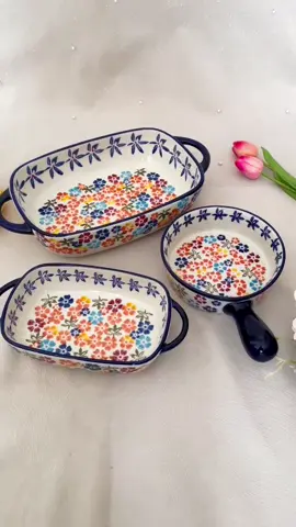 Pernah bayangin sajianmu tampil seindah ini? Clarice Ceramic Dinnerware dengan motif bunga warna-warni, bikin suasana makin hangat & cantik. 🌼 Limited stock, siapa cepat dia dapat! --- #KeramikCantik #KeramikBunga #TablewareEstetik #DekorasiMejaMakan #FloralCeramics #WadahCantik #KeramikMotifBunga #HomeDecorInspo #ServingInStyle #RusticKitchenware #KeramikUnik #InteriorDapur #WadahMakanEstetik #KeramikLucu #guncang66 