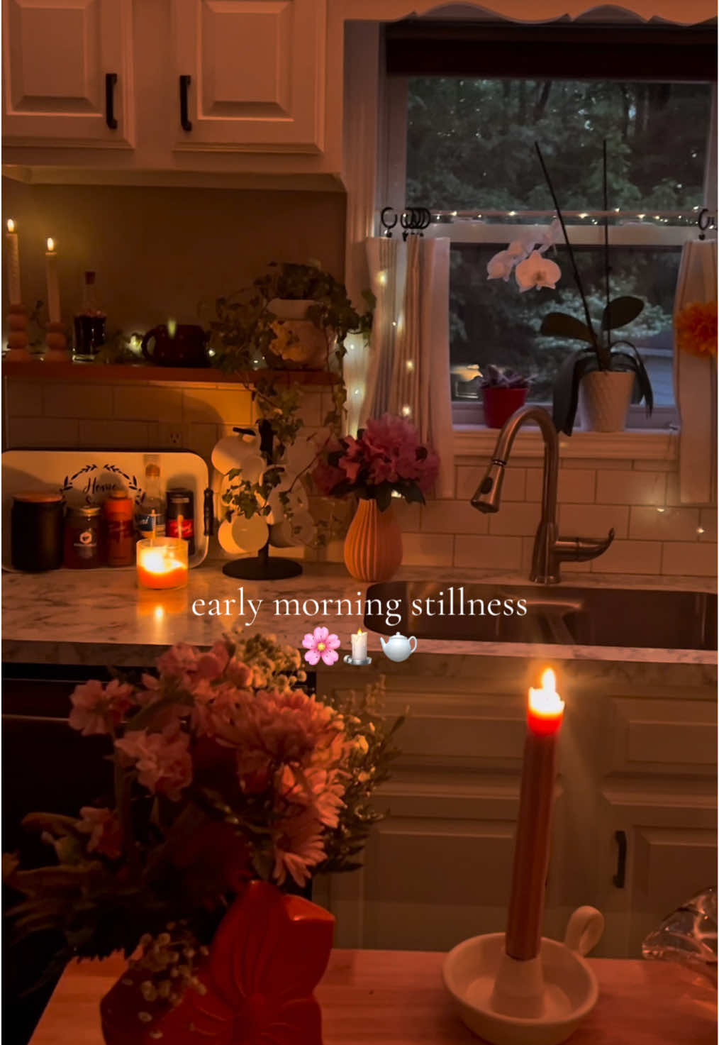 🌸🕯️🫖 Love the stillness of early morning…the candlelight on the fresh flowers!! The pancakes got a little burnt tho this morning. 😂  . . . #cozykitchen #cozymorning #morningvibes #romanticizeyourlife #homedecorinspo #homesweethome #kitchenvibes #freshflowers #candlelight #quietlife #creatorsearchinsights 