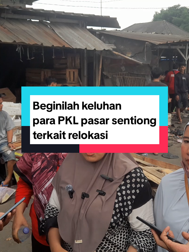 Dagangan kami belum habis, barang-barang masih di tempat, lalu kami harus angkat kaki begitu saja? Kami bukan beban kota ini. Kami juga warga yang punya hak untuk hidup dan berdagang. Pasar ini mungkin terlihat kumuh, tapi dari sinilah kami membayar sekolah anak, beli beras, dan menyambung hidup. Kami mohon kepada pemerintah, jangan perlakukan kami seperti ini. Duduklah bersama kami. Dengarkan suara kami. Bantu kami pindah dengan layak, dengan tempat yang bisa membuat kami tetap berdagang dan tetap hidup. #pasarsentiongbalaraja  #kabupatentangerang  #PKL  #beritaterkini  #fyp  #viral  #sorotnusantara  #perumdankr 