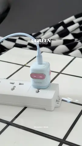 the cutest fast charger🎀 #fastcharger #charger #robocharger #iphonecharger #ugreen #ugreenfastcharging #ugreencharger #robotgancharger 