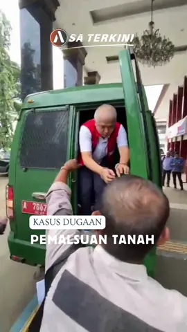 Charlie Chandra duduk di kursi terdakwa atas dugaan pemalsuan tanah di Teluknaga. Majelis hakim beri waktu untuk sanggahan, sidang berlanjut pekan depan. • Selengkapnya di asaterkini.id #CharlieChandra #KasusTanahTeluknaga #PemalsuanTanah #SidangCharlieChandra #PengadilanTangerang #KasusTanah87RibuMeter