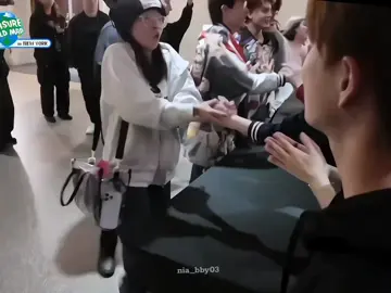 Lucu banget mbak nya sampe lompat² gitu liat doyoung #Doyoung #treasure #fyp 