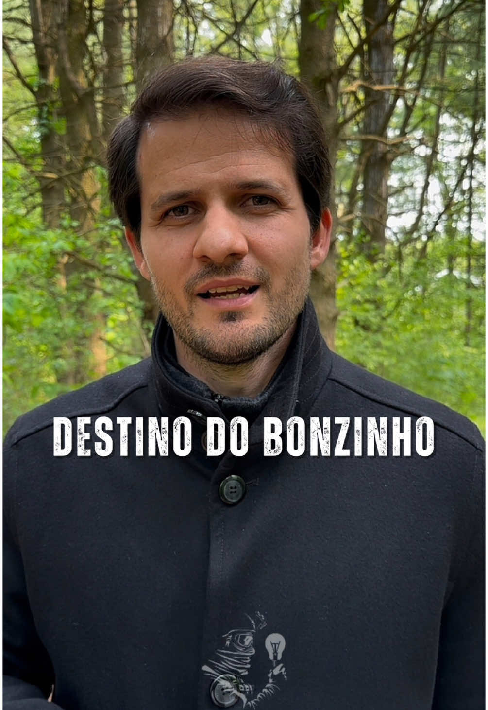Você já se pegou tentando agradar todo mundo e, mesmo assim, sendo ignorado? Essa é a dor silenciosa de quem foi ensinando que ser “bonzinho” era a forma certa de ser amado. Mas a vida real não funciona assim. Quem não impõe limites, desaparece. E quem se molda o tempo todo pra ser aceito, perde o respeito de quem mais queria impressionar. Essa é a verdade que ninguém fala: ser bonzinho demais te coloca no fundo da fila e ainda te faz achar que o problema é você. Chegou a hora de quebrar esse ciclo e aprender a dizer não sem culpa. Honrar a própria verdade sem medo de desagradar. Quem te respeita, sabe que você tem o seu limite. E quem não aguenta, nunca te respeitou de verdade. Compartilha esse vídeo com quem precisa sair desse ciclo de autoanulação. Pense como Forças Especiais. #pensecomoforcasespeciais #autorespeito #naosejabonzinho #limitesemocionais #respeitoverdadeiro #forcainterior #vidareal #mentalidadeforte #liderançainterna #caminhodevolta #pcfe 