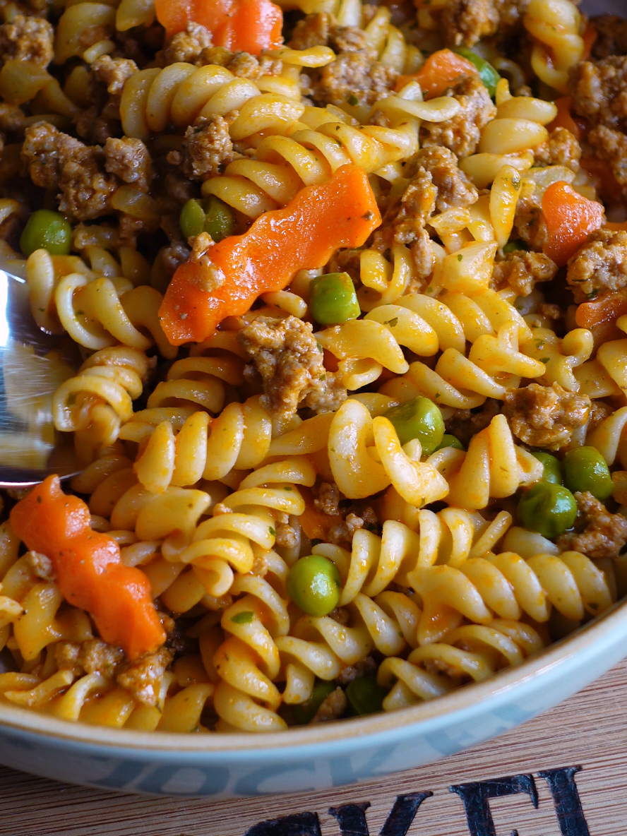 Hackfleisch-Gemüsepasta - schnell und einfach  Zutatenübersicht: 300g Pasta 500g gemischtes Hackfleisch 300g Buttergemüse (TK) 1 Zwiebel 100g Kräuterfrischkäse 500ml Rinderbrühe ca. 30g Butter 2 EL Tomatenmark  etwas Knoblauchgranulat etwas Paprika rosenscharf etwas gehackte Petersilie Salz und Pfeffer #kochen #rezept #rezepte #jockel #essen #einfacherezepte #rezeptideen 