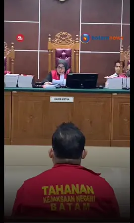 Majelis Hakim Pengadilan Negeri Batam menjatuhkan vonis hukuman pidana seumur hidup terhadap Kompol Satria Nanda, Eks Kasat Narkoba Polresta Barelang, atas perkara penyisihan hingga penjualan barang bukti narkoba mencapai 9 kilogram. Satria tampak semringah begitu mendengar putusan itu. Saat lembacaan amar putusan Satria lebih banyak menekur, namun begitu vonis jatuh, kepalanya langsung tegak. Betapa tidak, ia lolos dari hukuman mati sesuai tuntutan jaksa.  #batamnews #batam