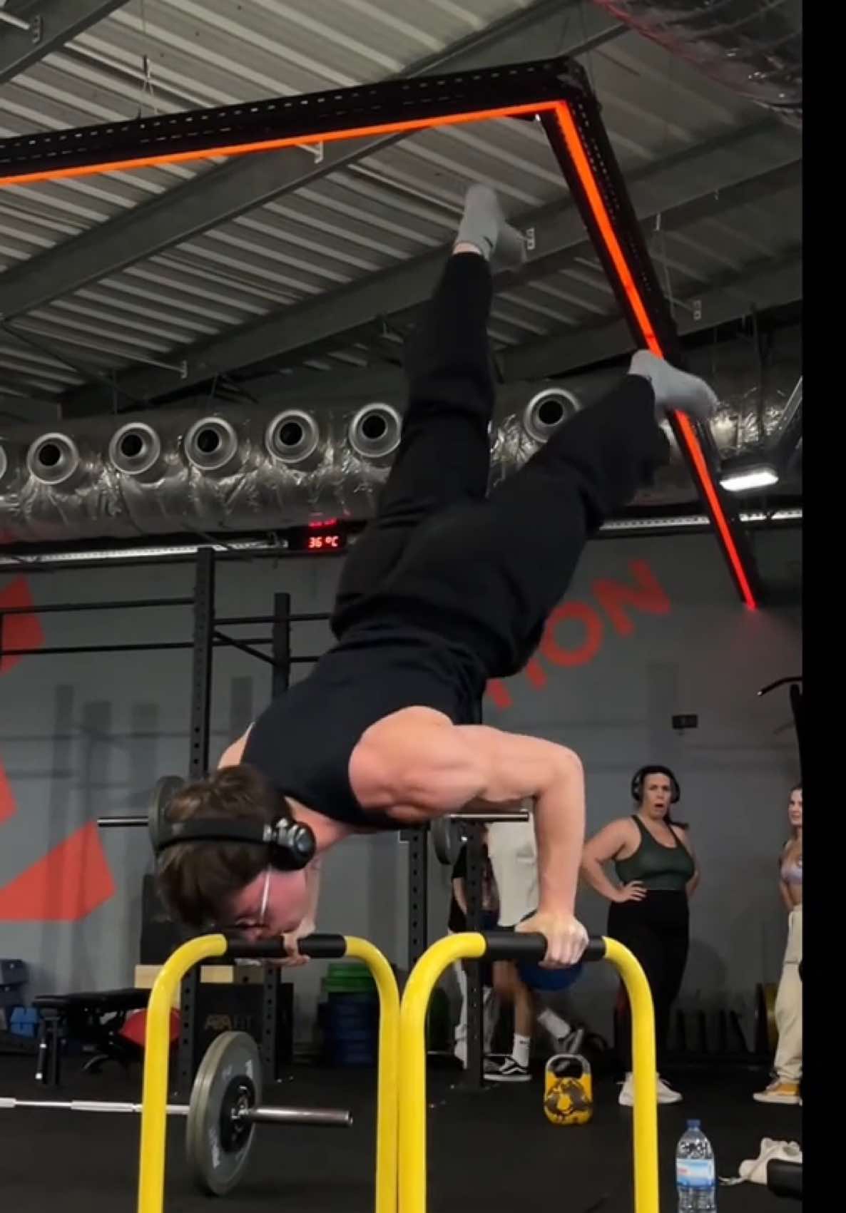 this reaction was so priceless 🧏🏼‍♂️ #calisthenics #GymTok #gym #fyp 