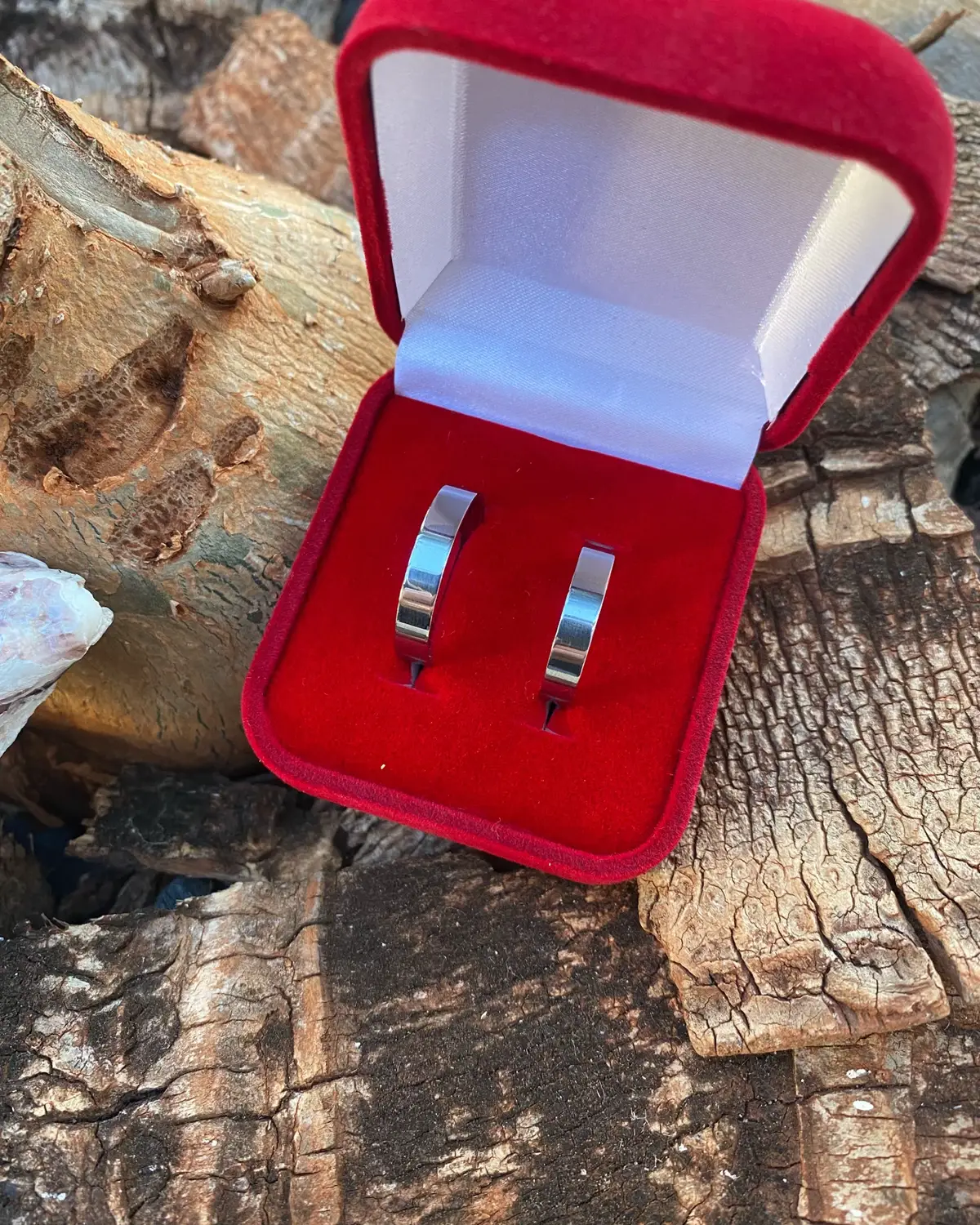✨ Para celebrar o amor com estilo e durabilidade! ✨ Aliança em aço inoxidável 4 mm, modelo liso – perfeita para casais que valorizam a simplicidade elegante e a resistência que atravessa o tempo. 💍 📦 Algumas unidades disponíveis à pronta entrega! Garanta a sua e surpreenda no Dia dos Namorados. 💘 📩 Chame no direct para mais informações! #DiaDosNamorados #AliançaDeAço #Casal #PresenteEspecial #ProntaEntrega #saosojedoriopreto 