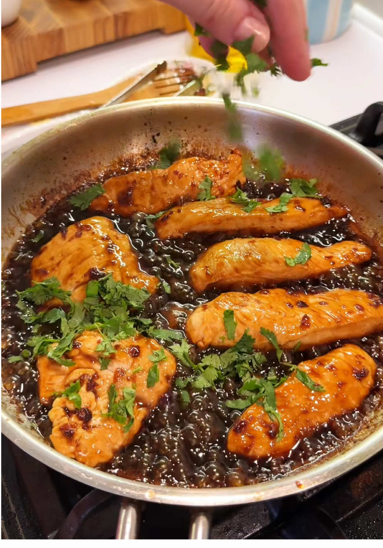 🍗 Курица в медово-соевом соусе с лимоном — сочная, ароматная, идеальна на ужин! Обжариваю курочку до румяной корочки, убираю. В ту же сковородку добавляю: лук 🧅, соевый соус 🍜, мёд 🍯, цедру и сок лимона 🍋, сливочное масло 🧈. Возвращаю курицу — и томлю в этом ароматном соусе. Подаю с рисом 🍚, салатом 🥗, луком 🧅, помидорами 🍅 — с чем угодно! Получается просто ВАУ 🤤 Сохраняй, готовь и подписывайся — тут рецепты, которые реально работают 🙌 🛒 Ингредиенты: 	•	🍗 Куриное филе или бедро 	•	🧅 Лук — 1 шт. 	•	🍜 Соевый соус — 3–4 ст. л. 	•	🍯 Мёд — 1–2 ст. л. 	•	🍋 Цедра и сок лимона (½ лимона) 	•	🧈 Сливочное масло — 20–30 г 	•	🧂 Соль, перец, масло для жарки — по вкусу 	•	🍚 Любой гарнир: рис, салат, овощи #в#вкусныйужинк#курицавсоусед#домашняяедау#ужинзаполчаса #рецептдня 