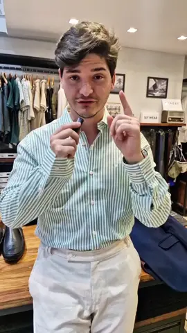 Você sabe pra que servem os DOIS botões da manga da camisa social? Não é só estética não - existe um motivo técnico (e prático) por trás disso. Essa pequena diferença faz toda a diferença no ajuste do punho e no caimento do look, principalmente se você usa relógio ou prefere a manga mais ajustada. Quer mais dicas como essa pra elevar seu estilo com detalhes que poucos conhecem? Comenta 
