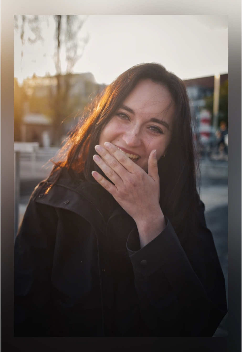 Un sourire sincère à Lausanne 🇨🇭 . Le PhotoMentalisme c’est quoi ?  C’est un concept photo 📷 et vidéo 🎞️ dont le but est de capter le sourire sincère chez les gens.  . Vous pouvez soutenir mon travail en utilisant le code MENTALISTE sur le site de @ipln.fr . #x100VI #lausanne #suisse 