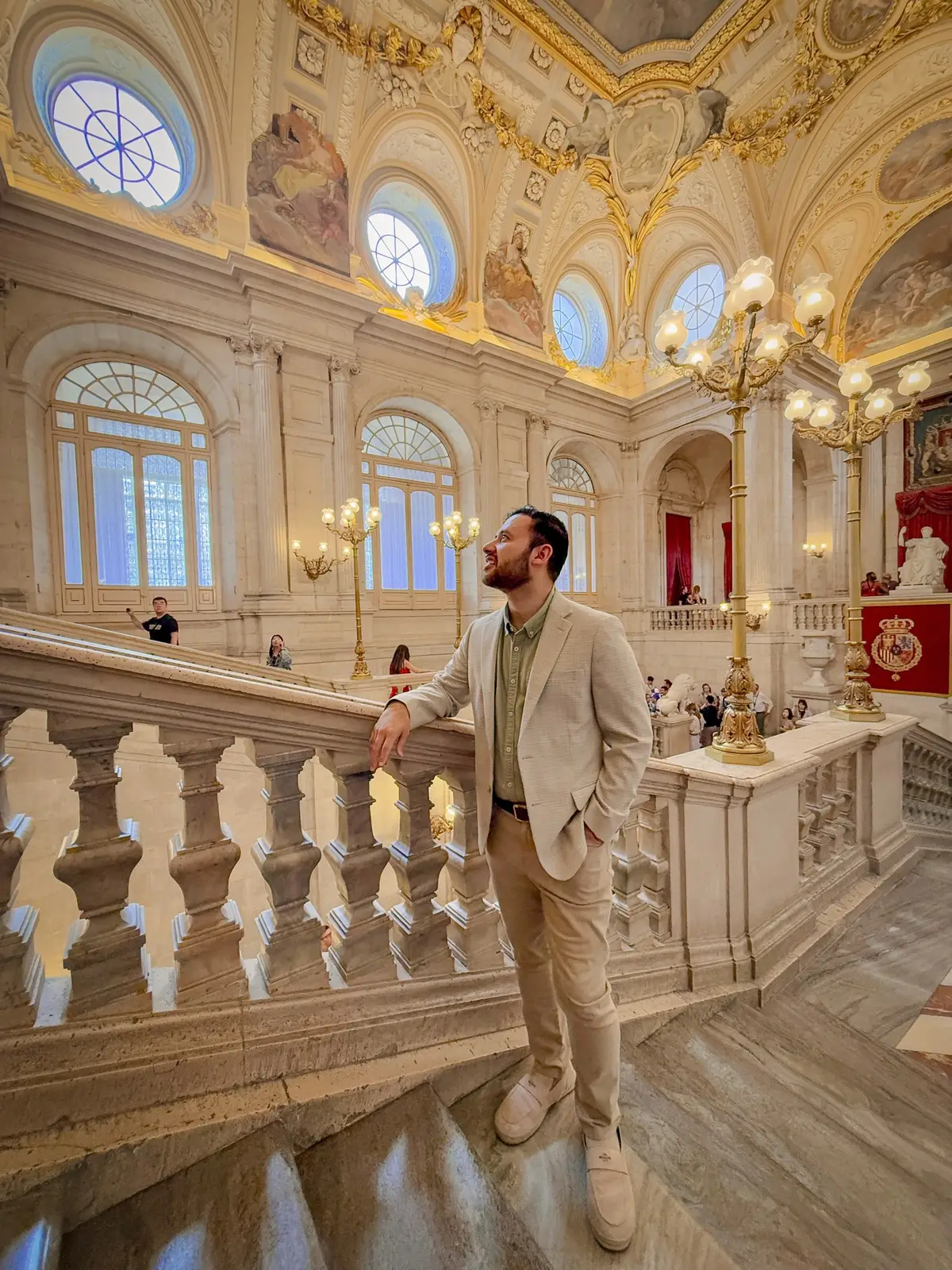 Visitando la residencia oficial del Rey de España. Aunque lleva ese título, el palacio actualmente funciona como museo y espacio para actos oficiales del Estado. La familia real reside en el Palacio de la Zarzuela.