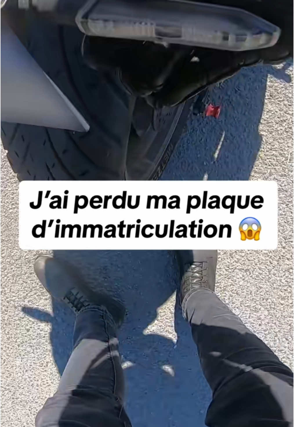 La plaque a fini entre le pneu et le garde boue ! #plaque #moto #accident #motard 