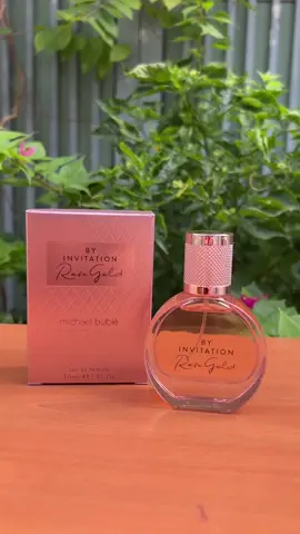 Nước hoa Michael Buble By Invitation Rose Gold 30ml - Michael Buble By Invitation Rose Gold là dòng nước hoa mới được ra mắt vào năm 2023 bởi thương hiệu Michael Buble. Đây là một loại nước hoa dành cho phụ nữ với hương thơm quyến rũ và sang trọng. - Hương đầu: quả lý chua đen, quả mận, cam bergamot - Hương giữa: hoa hồng, hoa nhài, hoa cam - Hương cuối: hoắc hương, gỗ đàn hương, vani