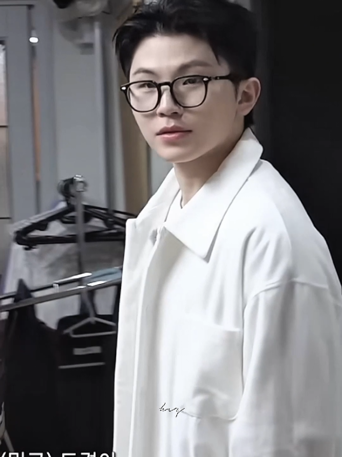 GILAAA UJI HAIRSTYLE BEGINI + KACAMATAAN TUH GAADA OBENG🫠 #woozi #seventeen #svt #carat #kpop #fyp 