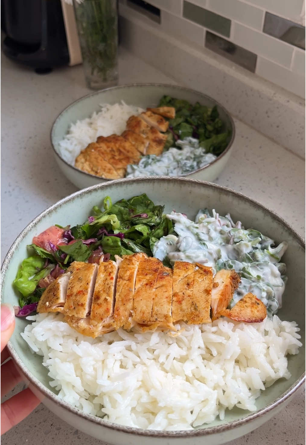 Basmati & tavuk bowl 🍚 Basmati pirinç nedir? Normal pirince göre glisemik indeksi daha düşüktür yani kan şekerini yavaş yükseltir böylece daha tok kalmanızı sağlar ve hem diyettekiler hem de diyabet hastaları için güzel bir seçenek olur 🤍 Pilav için; 2 su bardağı kaynayan suya 1 tatlı kaşığı zeytinyağı + 1 tatlı kaşığı tereyağı + biraz limon suyu ve tuz ekliyoruz.  Yıkadığımız 1 su bardağı basmati pirinci de ekleyip haşlanmaya bırakıyoruz. Kapağını kapatınca taşabiliyor o yüzden hafif açık bırakın. Yaklaşık 3 kişilik ölçü çıkıyor. Tavuk için; tavuk göğsünü yatay olarak ikiye bölelim, ince parçalar elde edip zeytinyağı, tuz, karabiber, pul biber, kimyon, kekik, zerdeçal ile karıştıralım. Yapışmaz bir tavada kapağı kapalı halde pişirelim. Ben tabağa ekstra salata ve yoğurtlu semizotu da ekledim 🌿 . #diyetyemekleri #diyetisyen #fittarifler #diyettarifler #diyet #sağlıklıtarifler #bowl #tavukbowl #basmati #basmatipilavı 