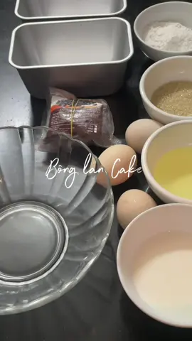 “Bông lan Cake” 🌟Nguyên liệu: - 3 trứng ( tách riêng lòng đỏ/trắng ) - 50g bột mì - 50g đường nâu - 50g sữa tươi không đường - 48g dầu ăn - Scl chips  📒Cách làm: B1: Đổ dầu vào sữa => Khuấy đều đến khi 2 hôn hợp hoà vào nhau B2: Tách lòng đỏ/trắng ra riêng  B3: - Cho dần đường vào lòng trắng ( chia nhỏ các lần đổ đường ), đánh từ nấc nhẹ nhất rồi tăng  lên cao nhất. Sau đó hạ xuống nấc 2 đánh 2s - Cho 3 lòng đỏ trứng vào lòng trắng vừa đánh => Đánh đều  B4:  - Cho 1 phần hỗn hợp lòng đỏ/ trắng trứng vào hh sữa - dầu  => Trộn - Đổ lại vào hh lòng đỏ/trắng trứng  => Trộn B5: Đổ bột mì vào hh vừa trộn => khuấy nhẹ, nhanh tay đến khi đã đều ( tránh khuấy nhiều ) B6: Đổ khuôn ( ai thích ngọt thì thêm scl vào như sốp )  => Nướng 30’ - 150*C B7: Ăn thôi . . . #hanoi #bonglan #tiemnghiencake #fyp