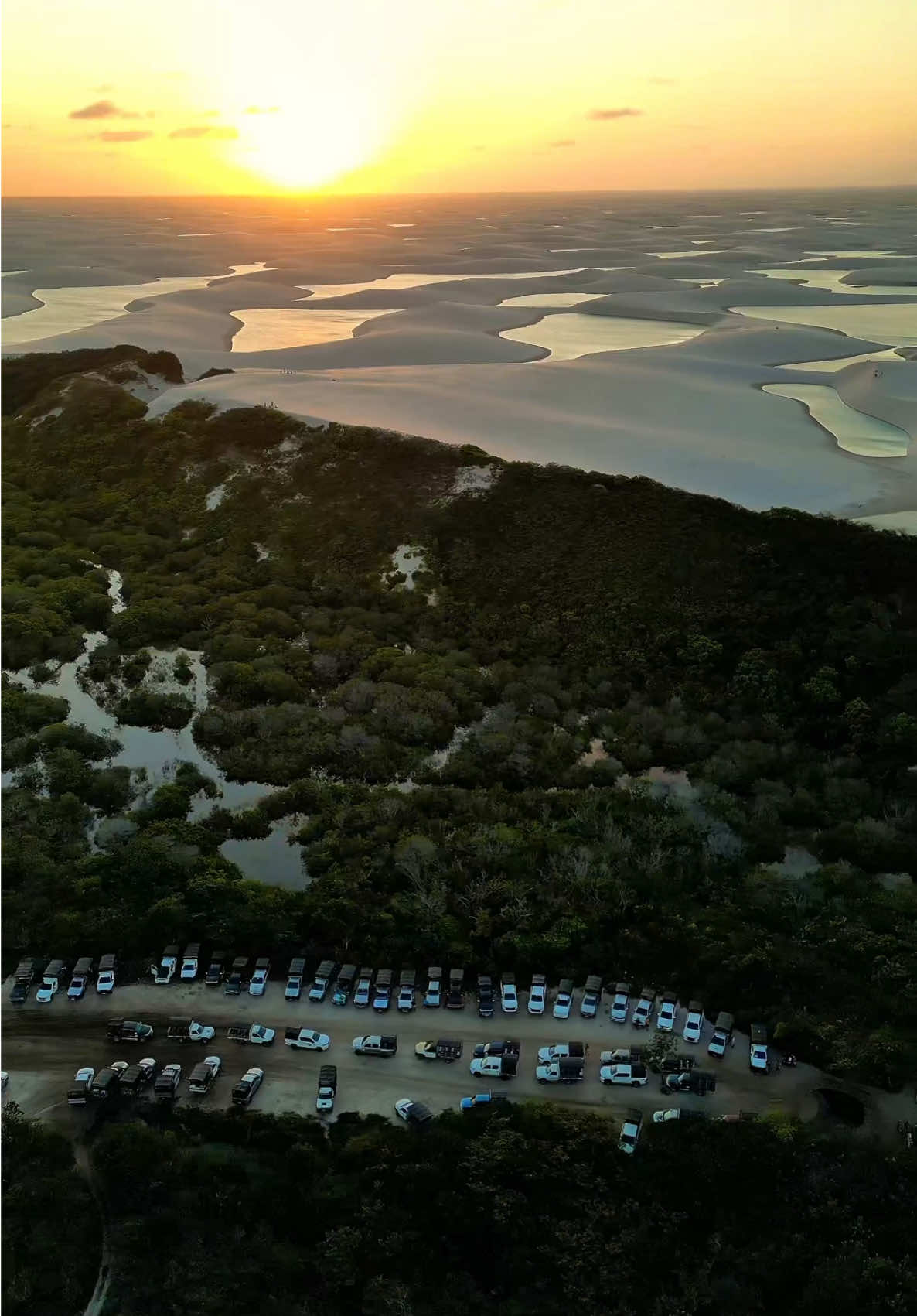 Pega esse por sol surreal no circuito da Lagoa Bonita, Lençóis Maranhenses ☀️ #lencoismaranhenses #fyp #meunordeste #drone #foryoupage #deserto #fotografodoslencois #fotografo #lencois #videodedrone #pordosol #sunsetlover 