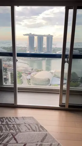 At 8 o'clock in the morning, I saw Singapore, the most beautiful lion city, on the balcony of the 54th floor.