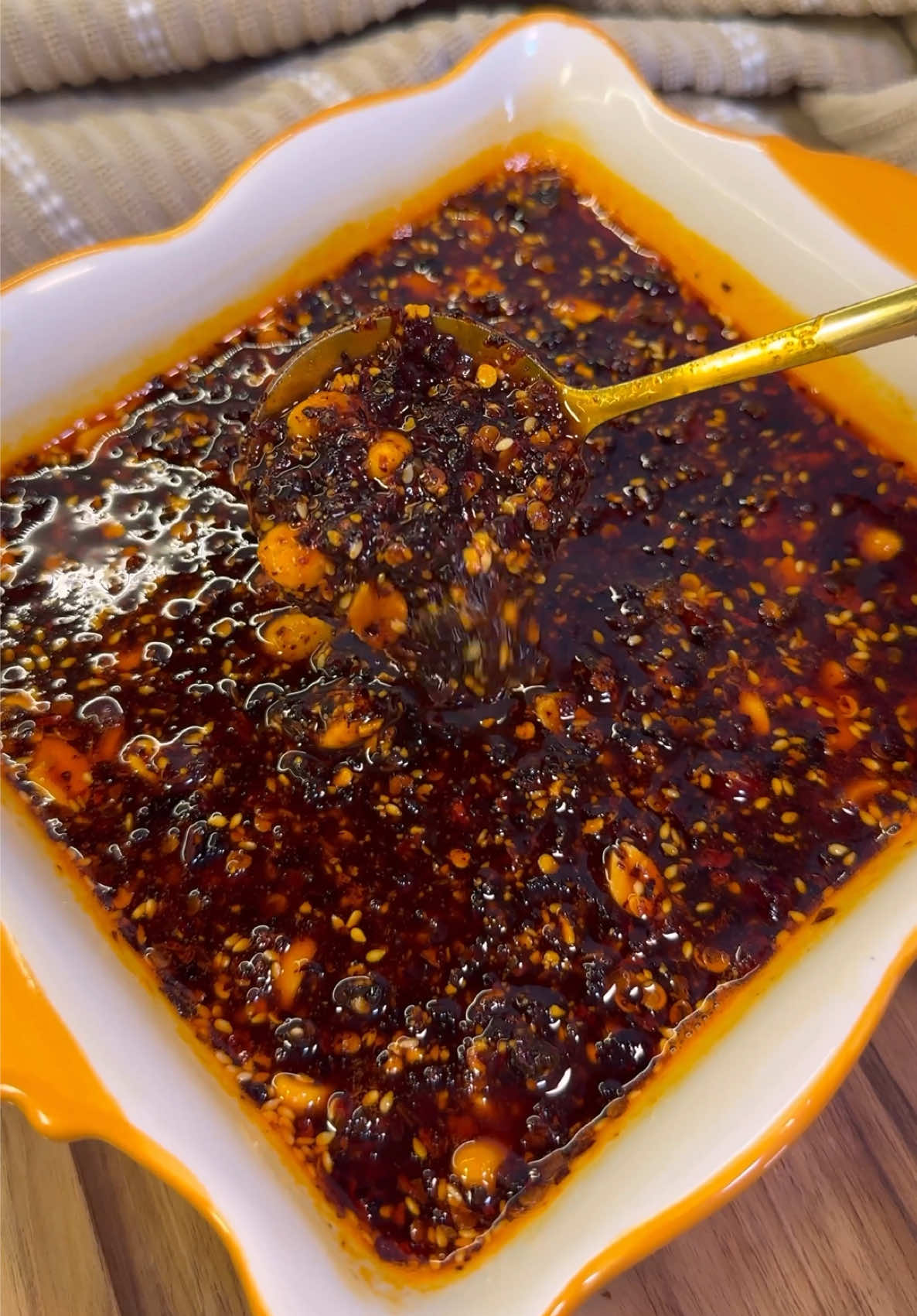 Salsa Macha con Arándanos y Chile Morita! 🤤 Ingredientes: 10 chiles guajillo 12 chiles morita 12 chiles de árbol (si no te gusta tan picosa solo agrega 4 u omite) 1 taza de cacahuate  8 dientes de ajo 1/2 taza de arándanos  1/8 taza ajonjolí 500 ml. @AceiteOleico Sal al gusto  Procedimiento: Comienza agregando el aceite a un sartén y calienta a fuego medio bajo. Añade los chiles guajillo y en cuanto comiencen a cambiar de color llévalos a la licuadora. Repite los pasos con los chiles morita y de árbol. Apaga el fuego y agrega al aceite los cacahuates y el ajonjolí. Mezcla un par de minutos y retira 3/4 partes de los cacahuates y ajonjolí para llevarlos a la licuadora. Añade los arándanos también y licúa con sal al gusto hasta tener la consistencia deseada. Una vez listo colócalo en un recipiente e incorpora el aceite con el resto de cacahuates y ajonjolí. ¡Lista para disfrutar!  — #Recetasdecocina #gastronomia #foodrecipes #EasyRecipes #reel #parati #comidamexicana #comida #comidadeliciosa #comidacasera #hacks #trucosdecocina #recetafacil #gastronomiamexicana #cocinacasera  #recetasmexicanas #instafood 