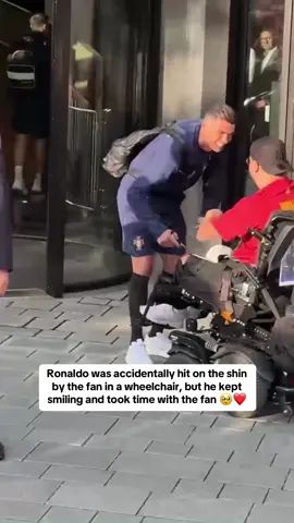 This is what you call a legend ❤️🙏🏽 CR7 was accidentally hit on the shin by the fan in a wheelchair, but he kept smiling and took all the time in the world for the fan 👏🏽 @SPORT1 #respect #legend #icon #goat #ronaldo #cristiano #cr7 #footy #cristianoronaldo #futbol #footballtiktok #football #portugal #wholesome #fans #idol #footballfans #futbol #futebol #goviral #trending #risingballers #fifa #fut 