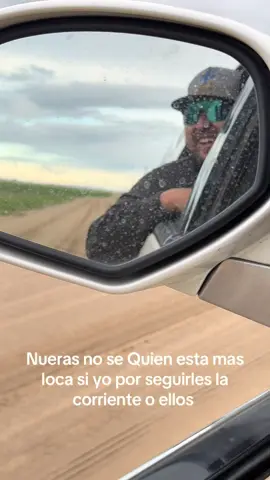 Nos quedamos atorados en el medio de la nada y mi hijo tiro el dron para salir de alli y le pedio ayuda a mi otro hijo q tiene la troca mas tumbada y donde quiera topa Dios mio dame paciencia jajajajajaj