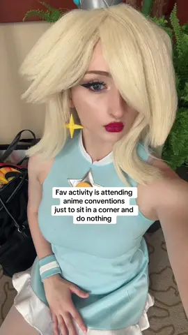I like people watching 😜 #cosplay #animeconvention 