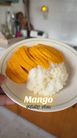 My current go to dessert!!🥭🍚✨  #mangostickyrice #cookathome #homemade #mangodessert #mango #stickyrice 