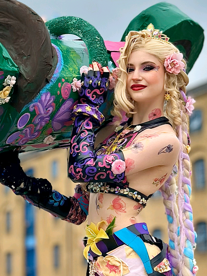 Rapunzel x Jinx mashup cosplay from Arcane & Disney, filmed at MCM London Comic Con 2025 by Comic Con News. Cosplayer : @ayla <3 - cosplayer - ♡  video : @Murat Can Kuscu   @MCM Comic Con @riotgames  @League of Legends   #leagueoflegend #arcane #riotgames #jinx #rapunzel #leagueoflegendscosplay #lol #cosplay #comicconnews #mcmcomiccon
