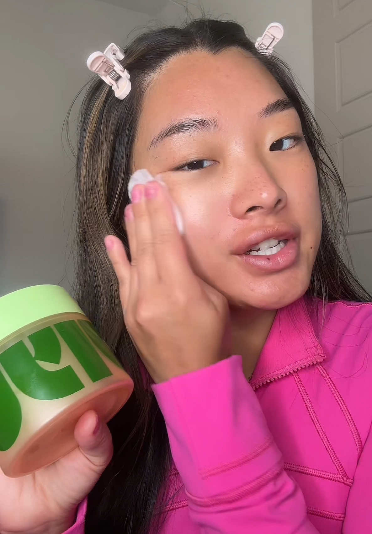 Been loving these toner pads lately n so has my acne prone skin #ifyouknowyouknow #ttscreatorbash #tiktokshopcreatorpicks #jiyu #tonerpads #koreanskincare #antiaging #glowyskin #glassskin 