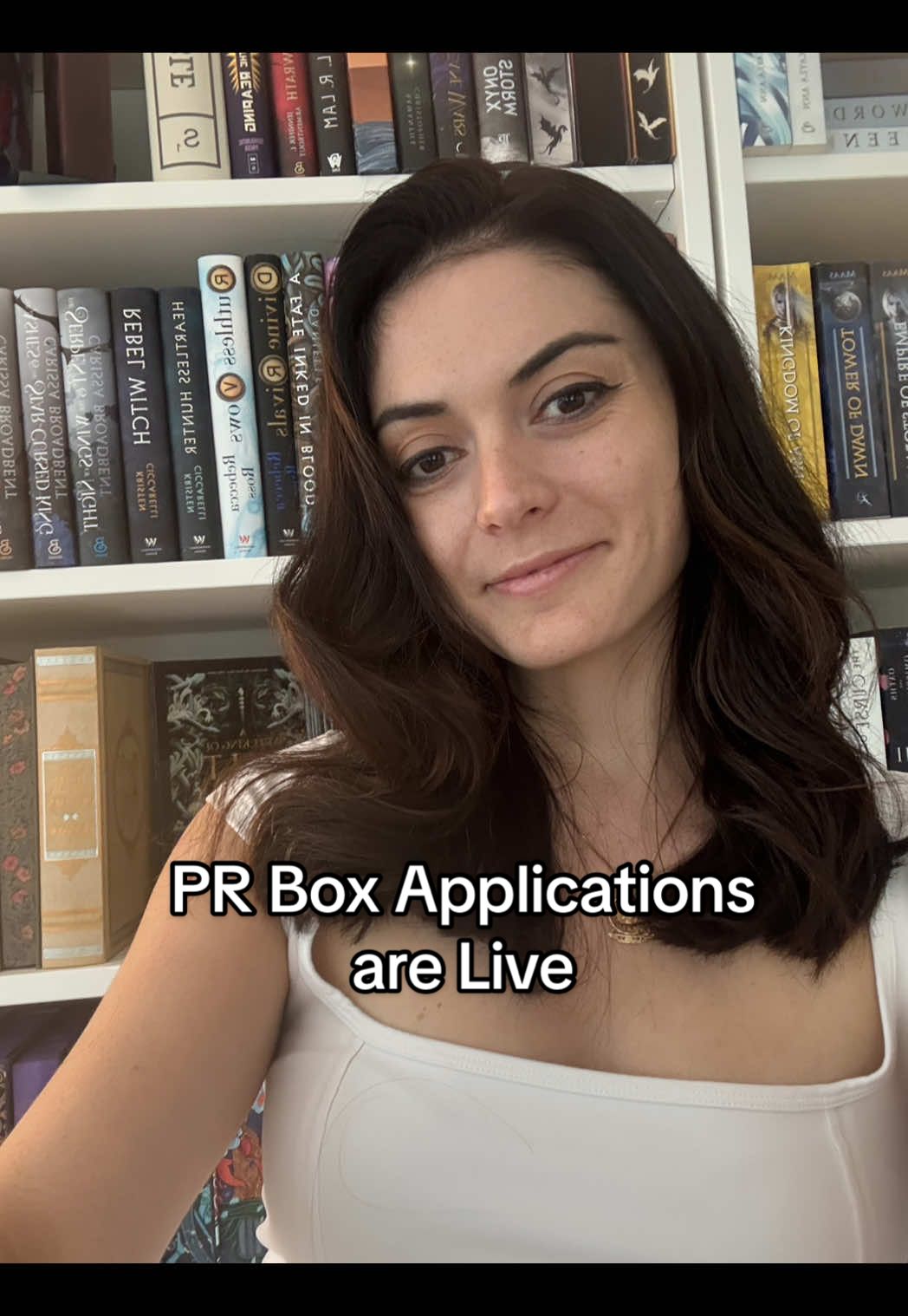 A special edition PR box that’s 1/25 in the world of a POTC🏴‍☠️🌊 meets the Iliad romantasy?! Sign me up!🔱 head to my b!o for the chance to receive an eARC or PR box! #bookrecommendations #indieauthor #fantasybooks #booktropes #arcreaderswanted #bookshelftour 