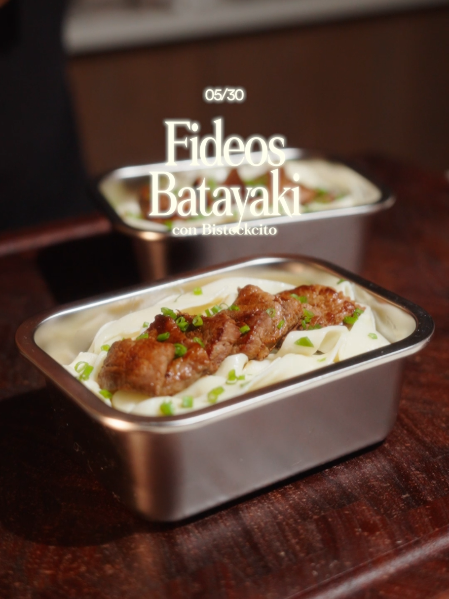 E05 | Fideos Batayaki con Bistec [ARROZ SUSHI] • Pasta - 300g • Dientes de Ajo - 4 a 5u • Aceite de oliva - 15ml • Agua de Pasta - 100ml • Mantequilla - 25g • Parmesano - Al gusto • Perejil 1. Coce la Pasta siguiendo instrucciones. Reserva 100ml; y en la misma agua hierve por 6min los sientes de ajo. 2. Licua con el aceite y el agua de pasta 3. Regresa a la sartén con mantequilla, corrige punto de sal, añade parmesano; los fideos, perejil; y mezcla. [BISTEC] • Bisteck - 300g • Sal Pimienta, Ajo • Salsa de Soja 1. Corta el bistec corta en cuadros y sazona. 2. En una sartén a fuego medio alto, bien caliente, sella la carne en 2 tandas para evitar sobrecocerla.  3. Sirve con el fideo y a disfrutar #Batayaki #fideosconmantequilla #mantequilla #almuerzos #lonchera #gfp #pasta #comidaperuana 