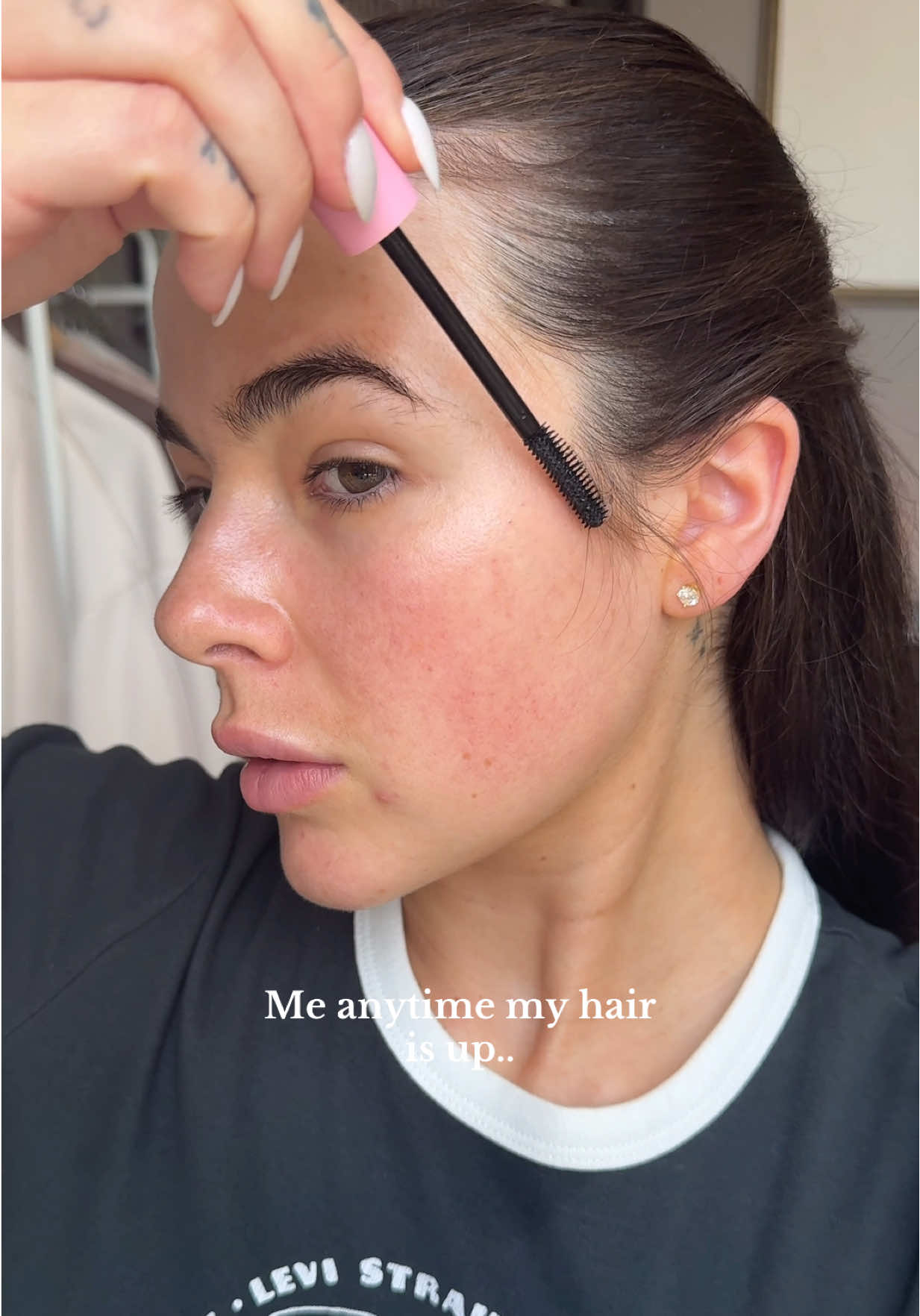 I know flyaways hate to see me coming💁🏻‍♀️ I’ll never have my hair up without slicking the flyaways down✨ @mcobeauty us magic hair wand  #hairtutorial #summerhair #hairstyle #hair #beauty #haircare 