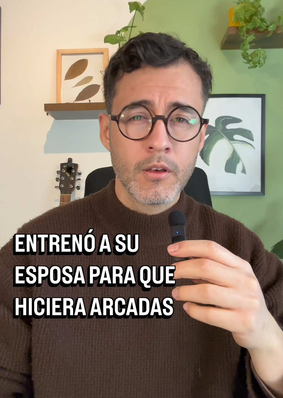 ENTRENÓ A SU ESPOSA 😱😱😱 El creador de contenido Daleseafoam. Aprovechó el reflejo de su esposa para probar un tipo de aprendizaje que funciona en nosotros 24/7 .  El condicionamiento clásico ocurre cuando un estímulo neutro es presentado repetidas veces junto a un estímulo incondicionado que provoca una respuesta incondicionado, permitiendo que este primer estímulo neutro ahora obtenga las propiedades del estímulo incondicionado, pasando a ser un estímulo condicionado y provocando una respuesta condicionada (me dolió la cabeza de solo escribir esto).  Sabi que más, anda a ver el video.  #reelseducativos #concidionamiento #diversion #psicologia 