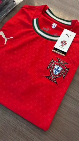 🇵🇹 Camisa titular de Portugal 2025/2026: design inspirado no mar, conforto sustentável e a paixão do futebol. #cristiano #cr7cristianoronaldo #futebol #camisadetime #futebol #portugal #camisadefutebol 