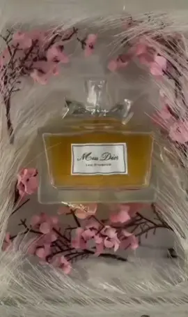 Parfum Christian Dior Miss Dior Parfum Woman Parfum Untuk : Wanita Jenis : Parfum Ukuran : 80ml aas vandarin orange Top Note: Apricot, Peach and Mandarin Middle Note: Wild Strawberry, Floral Notes and Jasmine Base Note: Patchouli, Amberwood, Amber, Moss and Atlas Cedar Parfum Christian Dior Miss Dior Parfum Woman Parfun diluncurkan pada tahun 2024 No BPOM: NC14240600076 Beli dan dapatkan harga Christian Dior Miss Dior Parfum Woman Parfum - 80 ML Kami jual Christian Dior Miss Dior Parfum Woman Parfum 80 ML original + BPOM.