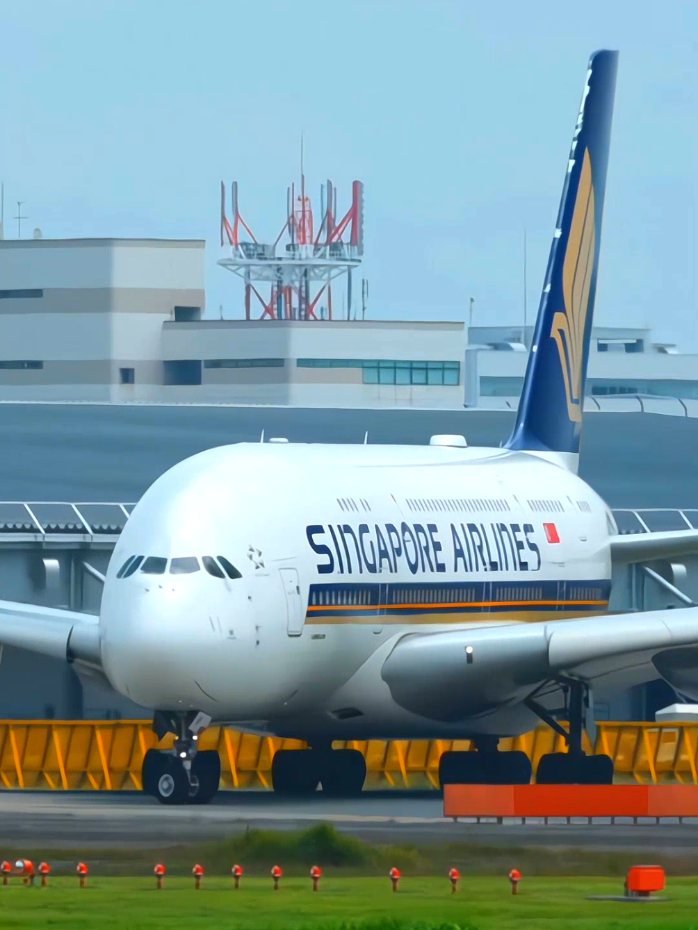 Stunning Takeoff: Singapore Airlines A380 in Action! ✈️🌟  #SingaporeAirlines #A380 #Takeoff #AviationLovers #Travel #PlaneSpotting #TravelGoals