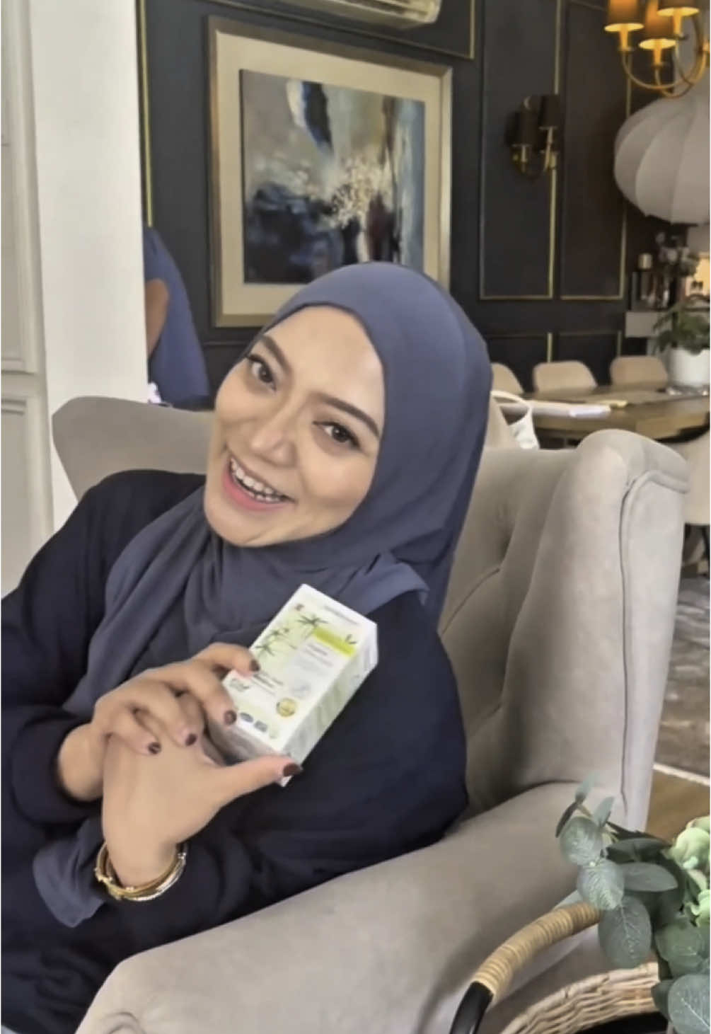 Happy nya tengok @ADIANARAFAR sekarang! Nak tahu apa tu? Tekan beg kuning terus 😍😍😍 #trending #fyp #viral #bloodbrothers #biokenaf #originalhq #viralvideo 
