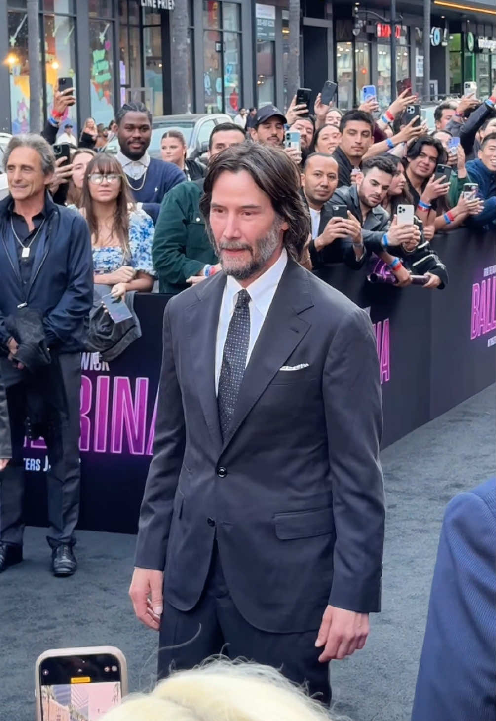 John Wick himself, Keanu Reeves, had fans in shock as he made his way down the carpet at last night’s premiere of ‘From the World of John Wick: Ballerina.’ What a moment for our 1iota fans! #KeanuReeves #Ballerina #BallerinaMovie #JohnWick #MoviePremiere #1iota #1iotaSuperfan