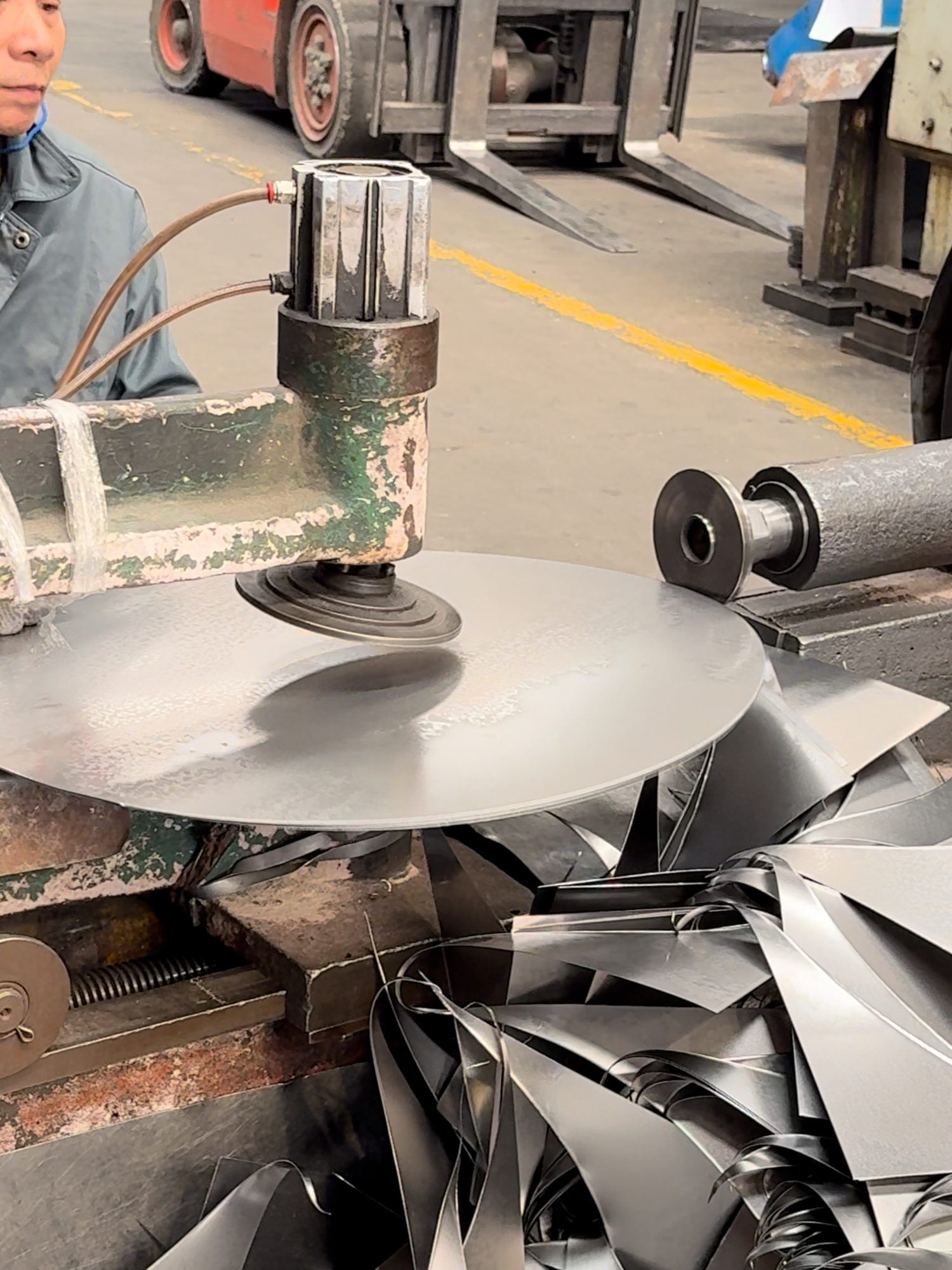 Automatic rotating iron block round cutting technology #process #factory #machine #factory #processing #grill #technology #industrial #manufacturer #producer