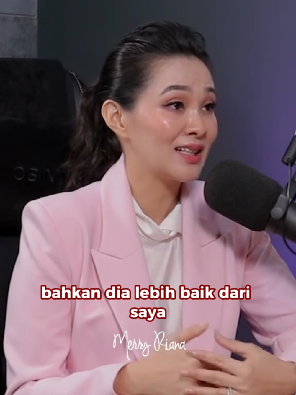 Dari doa yang tulus dan hati yang remuk, @s_tjo memilih untuk memahami bukan menyalahkan. Mungkin bukan kebetulan. Mungkin memang takdirnya merasakan agar ia bisa menjadi suara bagi mereka yang tak bisa bersuara. Karena dari luka, lahir kepedulian. Dan dari kehilangan, lahir panggilan. Tonton selengkapnya di YouTube Channel Merry Riana #merryriana #friendsofmerryriana #sherlylaos