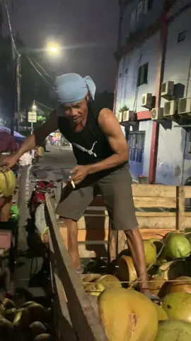 Tambahkan rasa syukurmu jgn iri dgn pendapatan orang lain,. #kelapamuda #kelapamudajakarta #eskelapa #degan #kelapamudaviral #f #fyp 