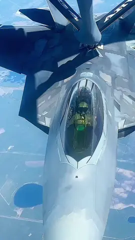 Impressive F-22 Raptor Aerial Refueling⛽️