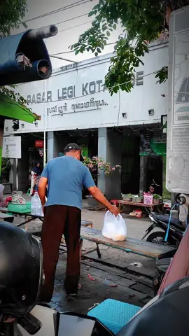 Kalian sering jajan apa kalo ke sini?  #pasarkotagede #pasarlegikotagede #kotagede #pasar #jogja #yogyakarta #jogjakarta #jogjaistimewa #jajanan #jajan #jajanpasar