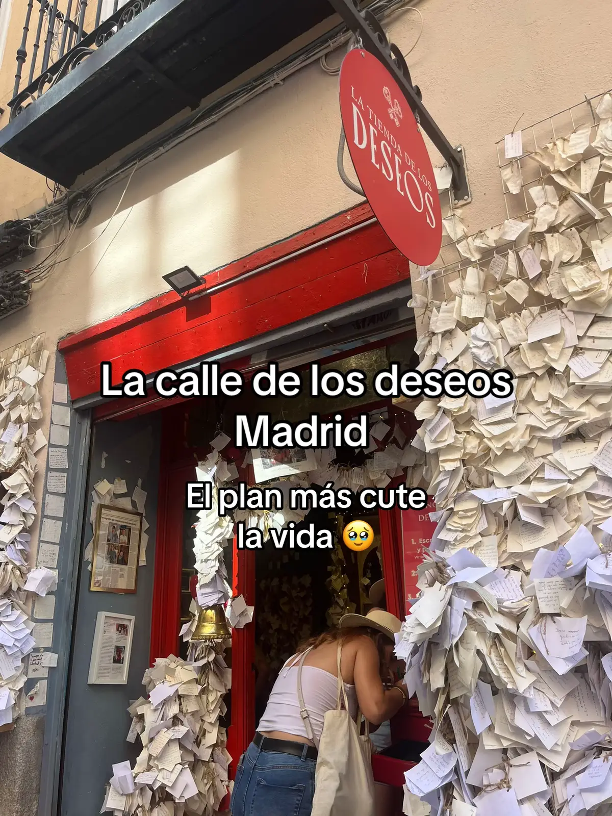 Si vienes a Madrid ve a @latiendadelosdeseos y deja tu deseo en el muro!  #quehacerenmadrid #planesmadrid #planbaratomadrid #vivirenmadrid #ugccreator  #creatorsearchinsights 