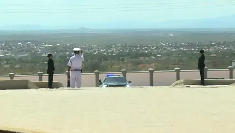 Viongozi hutandikiwa makapeti mekundu wanapowasili katika eneo la tukio maalum kwa sababu zifuatazo: ✅ ISHARA YA HESHIMA NA HADHI; Kapeti jekundu ni alama ya heshima ya juu inayotolewa kwa viongozi au wageni mashuhuri. Ni njia ya kuonyesha kuwa mtu huyo ni muhimu na anaheshimiwa sana na waliompokea. ✅ UTAMBULISHO WA KIPEKEE; Kwa kutandikiwa kapeti jekundu, kiongozi anapewa nafasi ya kipekee inayomtofautisha na watu wengine waliopo katika tukio hilo. Ni ishara ya utambulisho wa hadhi ya uongozi. ✅ DESTURI YA KIMATAIFA; Utamaduni huu umetumika kwa muda mrefu katika nchi mbalimbali duniani kama sehemu ya mapokeo rasmi kwa watu mashuhuri, kama vile Marais, Mawaziri Wakuu, na viongozi wa mataifa. Tanzania pia hufuata utaratibu huu kama sehemu ya itifaki ya kitaifa. ✅ KUONYESHA UMUHIMU WA TUKIO; Kutandika kapeti jekundu pia kunaonyesha kwamba tukio hilo ni la heshima au la kitaifa, na kwamba kiongozi anayehudhuria anathaminiwa kwa kushiriki au kuliongoza. ✅ ITIFAKI NA MPANGILIO WA HAFLA; Katika matukio rasmi ya kiserikali au kidiplomasia, kuna taratibu maalum (itifaki) ambazo hufuatwa, na kapeti jekundu ni sehemu ya mpangilio huo ili kuhakikisha tukio linaendeshwa kwa heshima na hadhi stahiki. For God and For My Country 🇹🇿