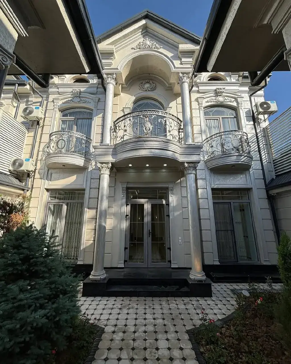 Продаётся Шикарный Дом 😍 📍Район: Мирзо-Улугбекский 📍Ориентир: Циалковского  ▪️Территория: 3,3 сотки ▪️Комнат: 6 ▪️Площадь: 360 м2 ▪️Санузлов: 5  ▪️Описание: Евро дом под ключ, с дизайнерским ремонтом, имеется летняя кухня, бассейн, сауна,заезд для машины, полный подвал! Элитный район!!! СУПЕР ЦЕНА!!! 💰Цена: 500,000 $  ▪️Более подробная информация по телефону: 📞 +998901749979