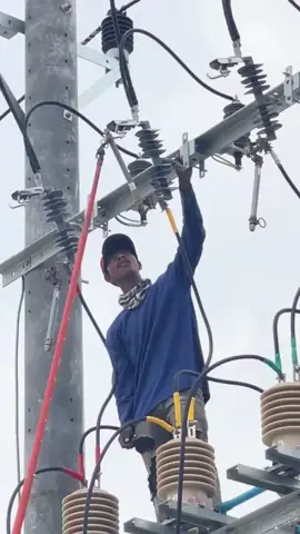 Tech the beginner how to use a hot stick guns. #electric #switch #lineman #electricaltools 