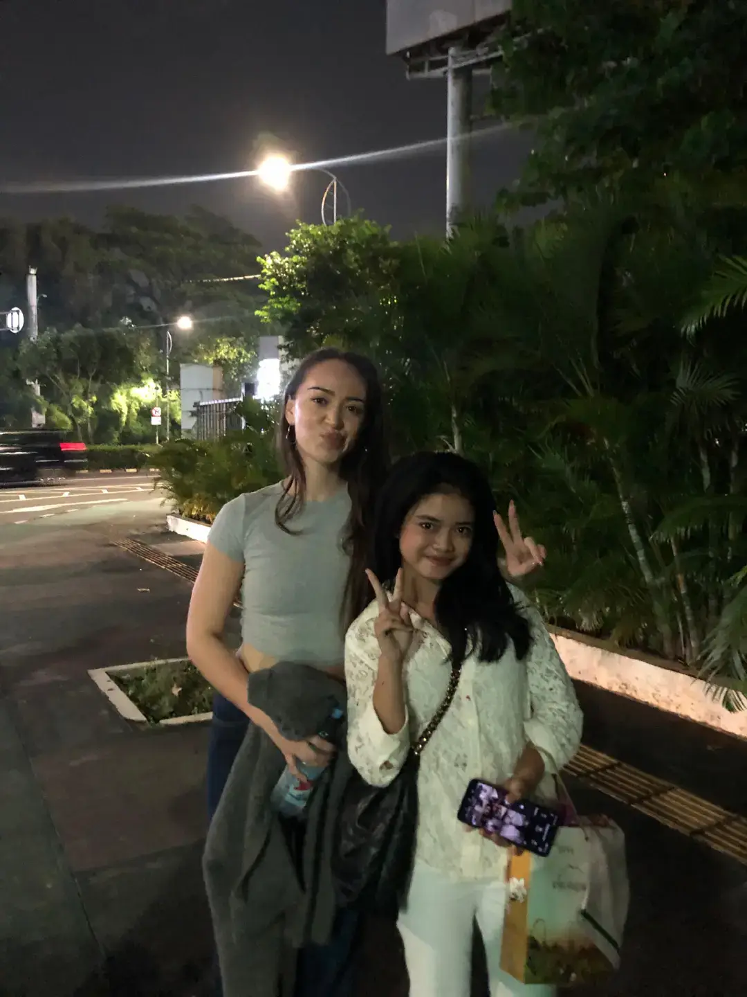 jangan salah paham dulu please kenapa foto sm ka sarah dia peluk, itu tu kak sarah duluan yang peluk aku, aku juga ga pernah peluk siapapun kalo foto, dia juga yg nyamperin aku dn ajak ngbrol aku sm temen temen aku, jadi please ya ga semua fans peluk peluk dluan idola nya, disitu pun ada papa vincent papanya mees dn ka sarah, tapi aku ga foto krna aku tau semua orang punya privasi nya, jadi aku foto sm kak sarah aja, ak jg foto sm mees berjauhan gtu, kalo pada nanya 